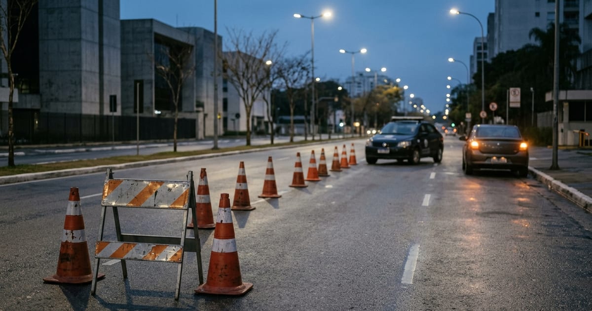 Blitz de trânsito à noite com cones e viatura ao fundo