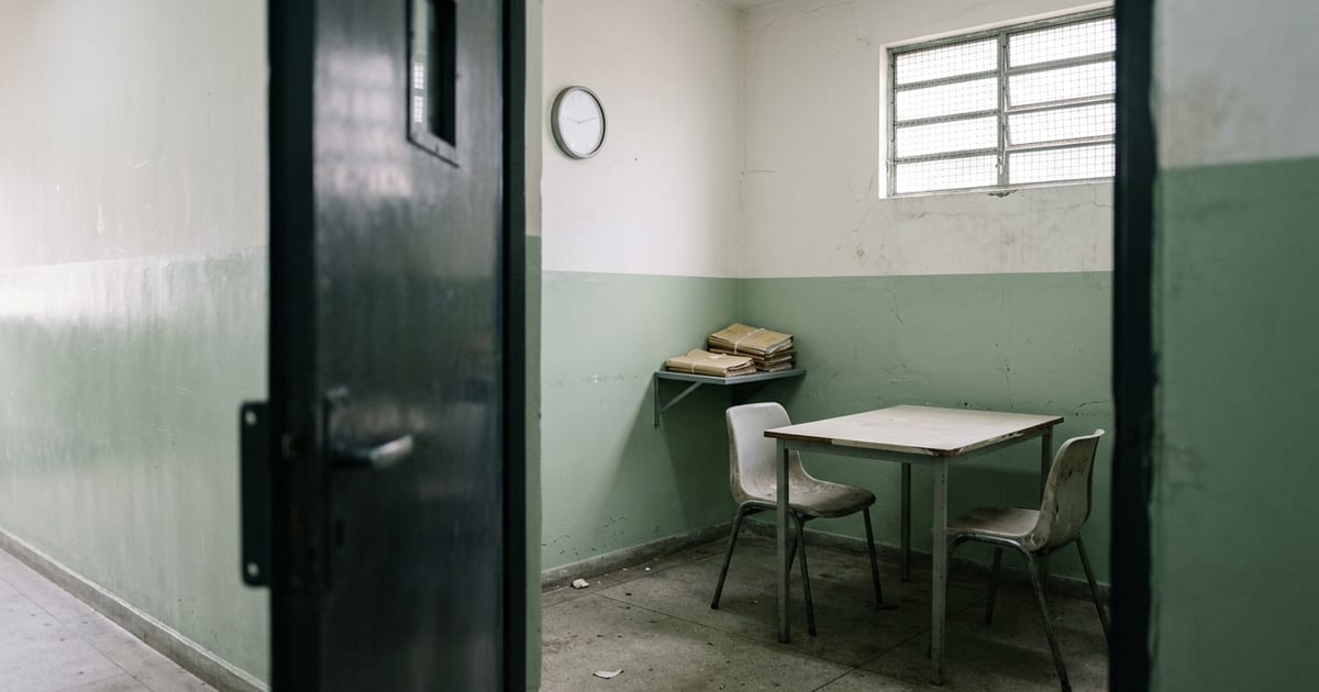 Sala de atendimento com mesa e duas cadeiras, onde é feita a avaliação do exame criminológico