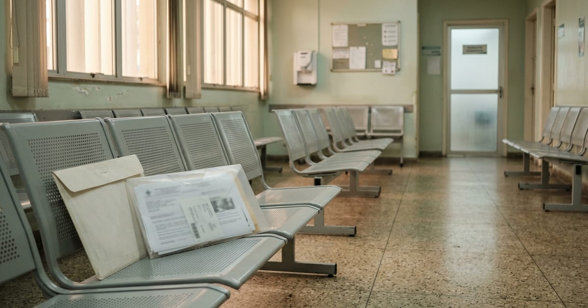 Relatório médico e exames sobre a mesa de uma sala de espera de serviço público de saúde