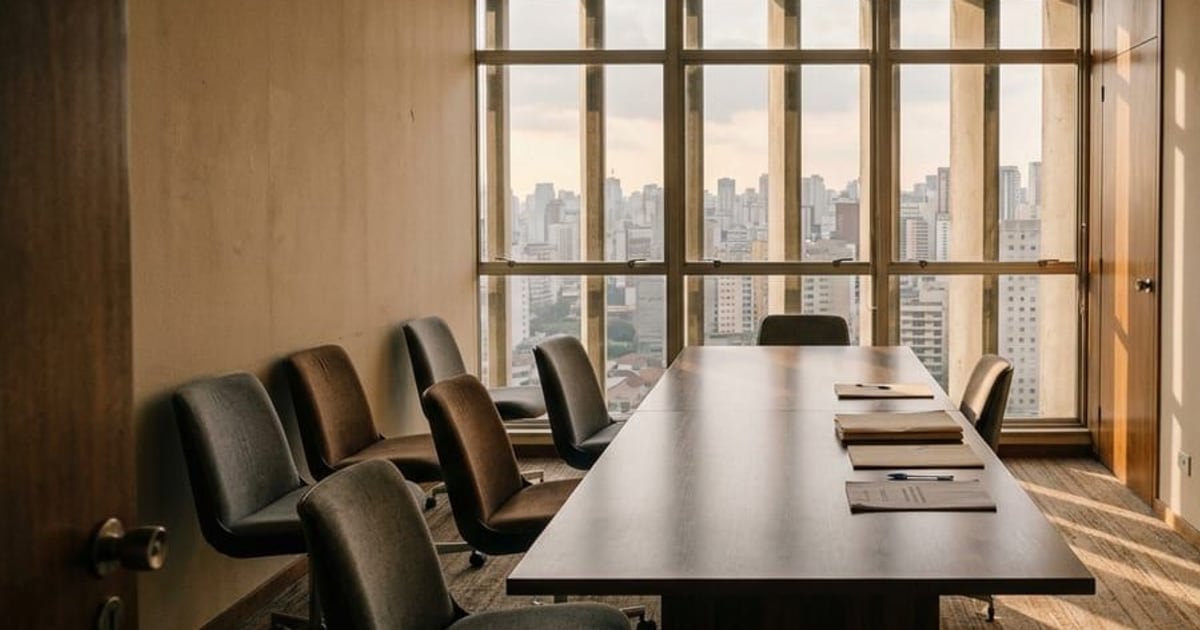 Sala de reunião de pequena empresa com relatórios financeiros sobre a mesa